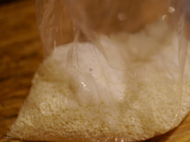 袋の中で塩と糀をまぜる